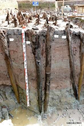 Ba 16 Chi tiết cọc gỗ và lớp gạch ngói vụn dày đặc thời Đại La Nguồn 28