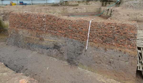 Ba 65 Dấu tích móng tường cấm thành thời Lê sơ tại địa điểm Vườn Hồng 47