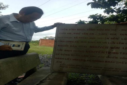 Ảnh 39 Hai câu thơ nay đã gỡ bỏ tại Bia ghi danh Xóm Nghề xã Thạnh Đức 13