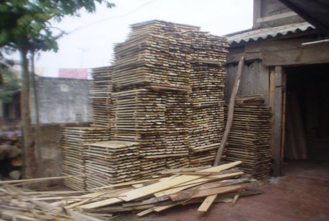 Hình 4 5 Cốp pha từ gỗ rừng trồng Hình 4 5 Con tiện tay vịn cầu thang từ gỗ 2