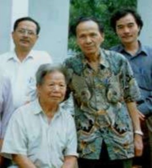 Bàn Tài Đoàn và Nông Quốc Chấn Hai người đứng giữa 10