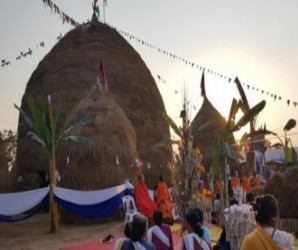 Hình 2 5 Quang cảnh buổi lễ Ảnh Loungfa Khantivong 2020 Hình 2 6 Tháp lúa tại 12