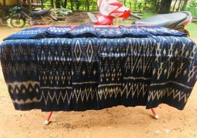 Hình 1 3 Người phụ nữ Phu Thai đang tạo họa tiết cho việc dệt vải Ảnh 4