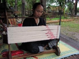 Hình 1 3 Người phụ nữ Phu Thai đang tạo họa tiết cho việc dệt vải Ảnh 5