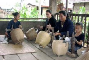 Hình 1 3 Người phụ nữ Phu Thai đang tạo họa tiết cho việc dệt vải Ảnh 6