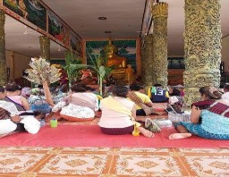 Hình 2 1 Người dân đang chờ dâng đồ lễ Ảnh Loungfa Khantivong 2020 Hình 2 1 7