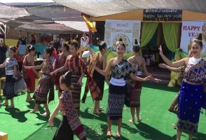 Hình 2 1 Người dân đang chờ dâng đồ lễ Ảnh Loungfa Khantivong 2020 Hình 2 1 8