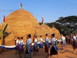 Hình 2 5 Quang cảnh buổi lễ Ảnh Loungfa Khantivong 2020 Hình 2 6 Tháp lúa tại 9