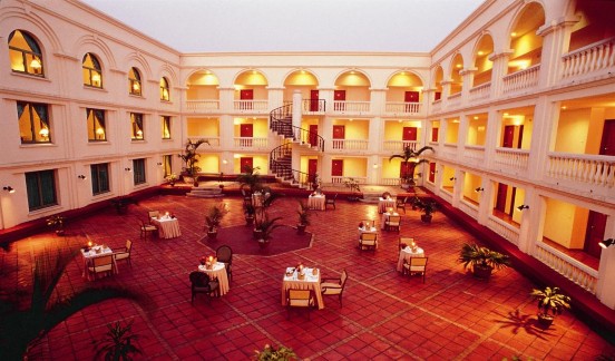 Sân Courtyard Bể bơi khách sạn Harbourview Hải Phòng Phòng ngủ tại khách sạn 3