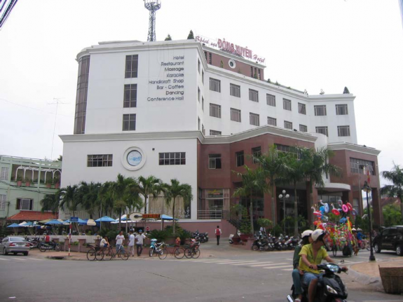 Hình 2 7 Toàn cảnh khách sạn Đông Xuyên với 3 mặt tiền đường Qua khảo sát 1