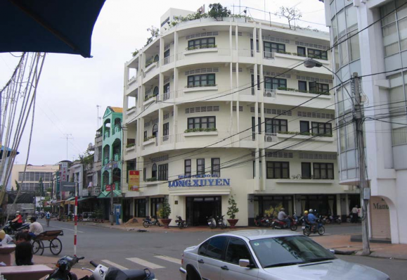 Hình 2 8 Toàn cảnh khách sạn Long Xuyên với 2 mặt tiền đường Qua khảo sát ý 2