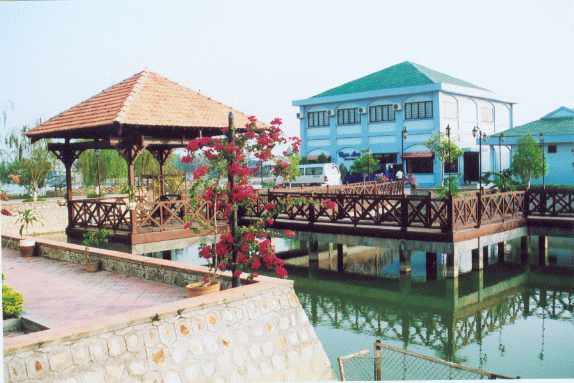 Hình 2 9 Khách sạn Bến Đá núi Sam nằm ngay mặt tiền đường Quốc lộ gần khu 3