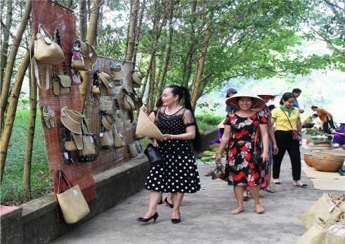 Hình 3 Du khách tại phiên chợ quê Nguồn Văn Bốn – Báo Thừa Thiên Huế 2