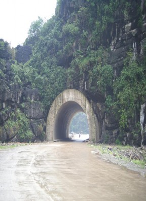 ĐƯỜNG HẦM XUYÊN NÚI BẾN THUYỀN CÂY BÀNG ĐỀN TRẦN PHỦ ĐỘT PHỦ 3