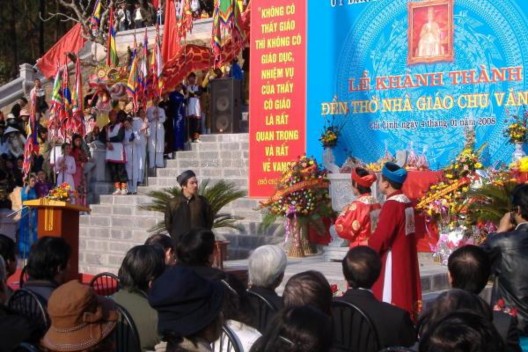 Hình ảnh nhà hát chèo tham gia biểu diễn tại lễ khánh thành đền thờ Chu Văn 2