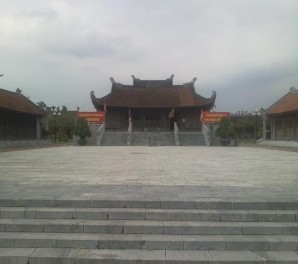 Toàn cảnh đền Cúc Bồ Sân hội Nhà thờ chính Bát khí Hoành phi và câu đối 1