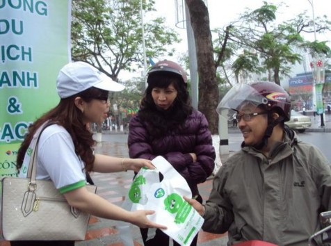 Vietravel Hải Phòng ra quân bảo vệ môi trường tại Hội chợ du lịch đồng 17