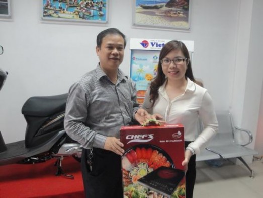 Trao thưởng cho khách hàng tuần 2 trong chương trình Chào hè 2013 của công ty 3