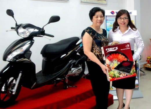 Trao thưởng cho khách hàng tuần 2 trong chương trình Chào hè 2013 của công ty 4