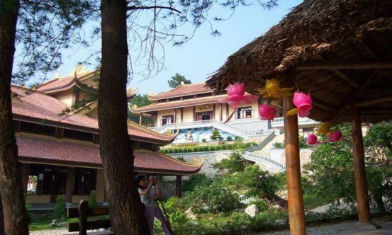 Sân vườn và cảnh quan thiền viện Trúc Lâm Yên Tử Trai đường và khu vực tu 2