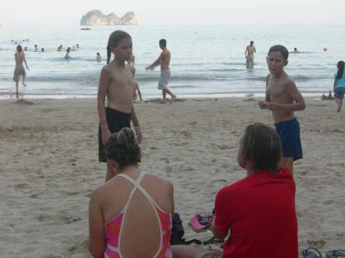 Khách du lịch quốc tế vui thích với biển Cát Bà Cát Bà Sunrise Resort Hình ảnh 2