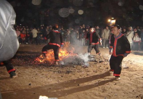 Bắt đầu nhảy múa Nhảy múa trên đống lửa 2 Lễ hội Chợ Tình Khau Vai Khai 1