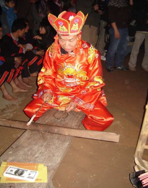 Thầy cúng đang làm lễ 2