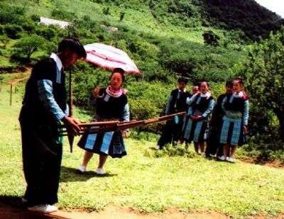 Chợ tình trên cao nguyên Mộc Châu www simplevietnam com Tục cướp vợ diễn ra 1