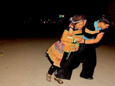 Tục cướp vợ diễn ra tại chợ tình Mộc Châu vietbao vn Toàn cảnh chợ tình 2