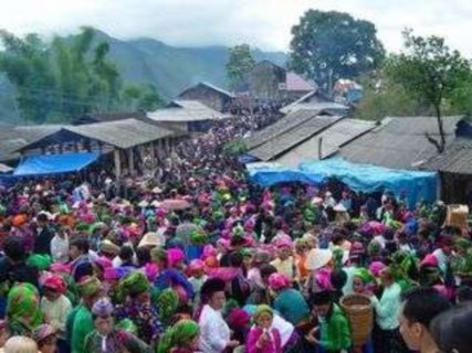 Toàn cảnh chợ tình Mộc Châu vietbao vn 3 2 Hiện trạng Những trò chơi dân gian 3