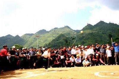 Những trò chơi dân gian diễn ra tại chợ tình Mộc Châu www simplevietnam com 4