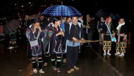 Các chàng trai cô gái Mông vui vẻ khi đi chợ tình baoanhdatmui vn Đôi lứa tình 1