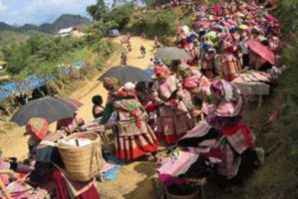 Các dân tộc thiểu số buôn bán dọc đường vào chợ www tourdulichsapa com Thổ 11