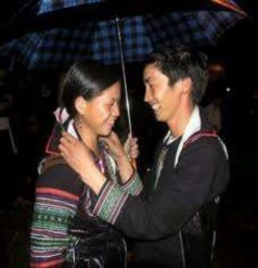 Đôi lứa tình tự trong đêm Chợ tình Cặp vợ chồng người Mông Giàng A Van 2