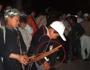 Vừa thổi khèn vừa xin tiền du khách nếu không cho tiền sẽ không thổi nữa 6