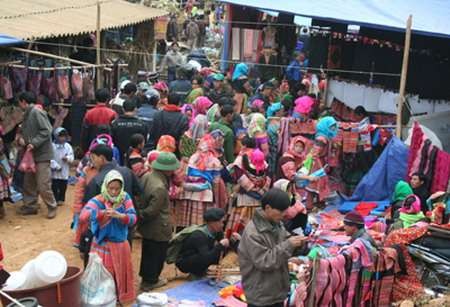 Tấp nập buôn bán tại chợ tình Cốc Ly www nhatrangblueseatravel com vn Chợ họp 8