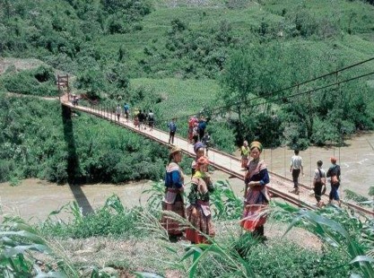 Chợ họp ngay bên cạnh chiếc cầu treo bắc qua sông Chảy Khu ăn uống tại chợ 9