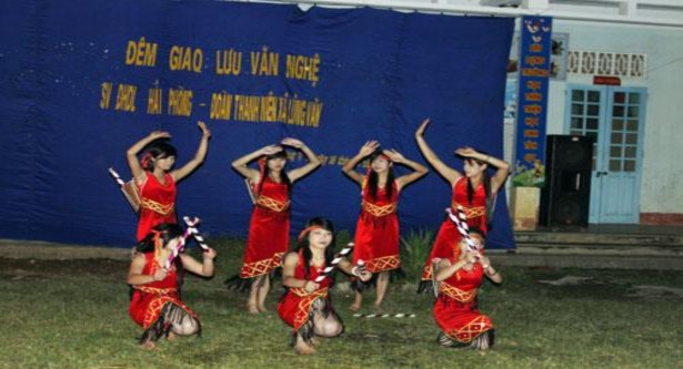 Tiết mục giao lưu van nghệ của các bạn sinh viên với đồng bào xã Lũng Vân 2