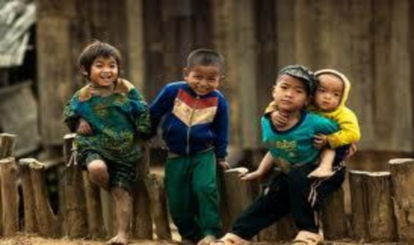 Nụ cười trẻ thơ tại bản Cát Cát Các bạn sinh viên tặng quà cho trẻ em trong 1