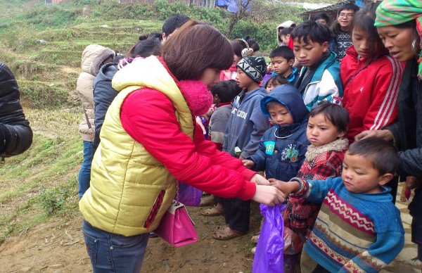 Các bạn sinh viên tặng quà cho trẻ em trong bản Cát Cát Một số hình ảnh các 2