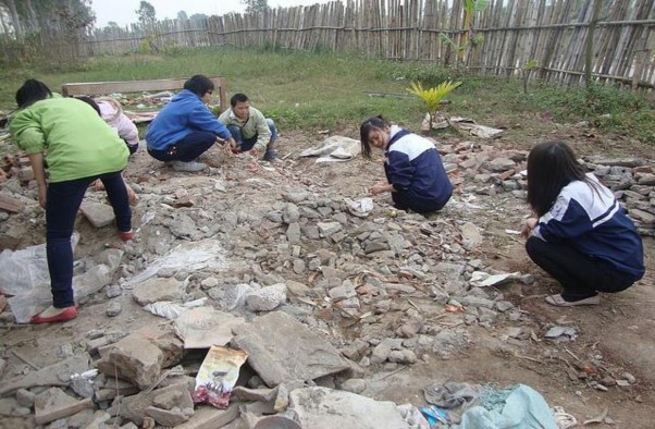 Gom rác quanh trung tâm Thiện Giao 5