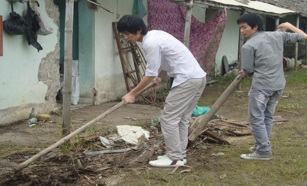 Gom rác quanh trung tâm Thiện Giao 6