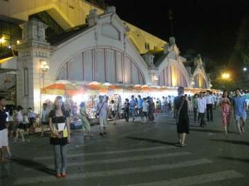 Chợ đêm Phố Cổ Hà Nội cũng mang trong mình như nét hấp dẫn thật riêng Giữa 2