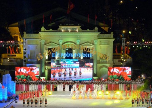 Dàn hợp xướng với 500 nghệ sĩ diễn viên Sân khấu hoành tráng rực màu 2