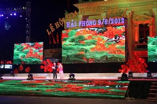 Sân khấu hoành tráng rực màu phượng thắm Múa lân trong diễu hành của đoàn Võ 3