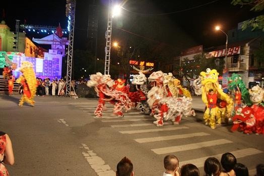 Múa lân trong diễu hành của đoàn Võ Việt Đạo Vovinam Trống hội 4