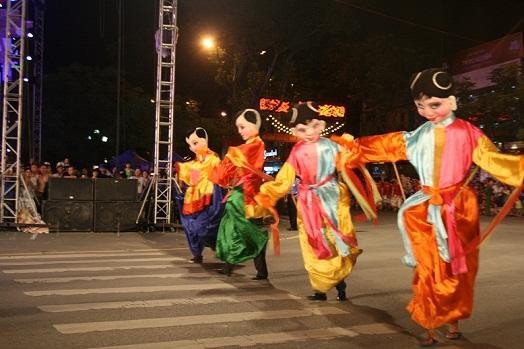 Biểu diễn múa rối thùng của đoàn Múa rối Hải Phòng Hội vật cầu rước 2