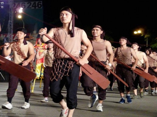 Các nam thanh của làng chài Xe mô hình Rồng đang vươn mình ra biển Đoàn 4