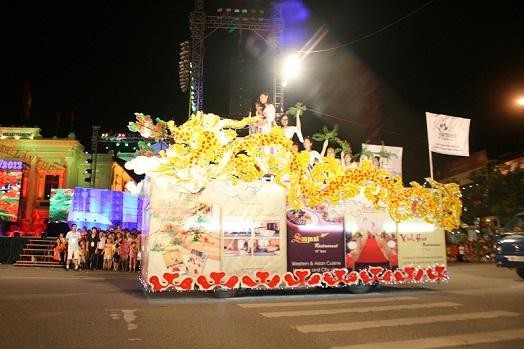 Xe mô hình Rồng đang vươn mình ra biển Đoàn biểu diễn Aerobic của các 5