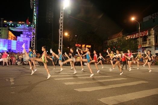 Đoàn biểu diễn Aerobic của các vận động viên nhí Màn thể hiện của 6